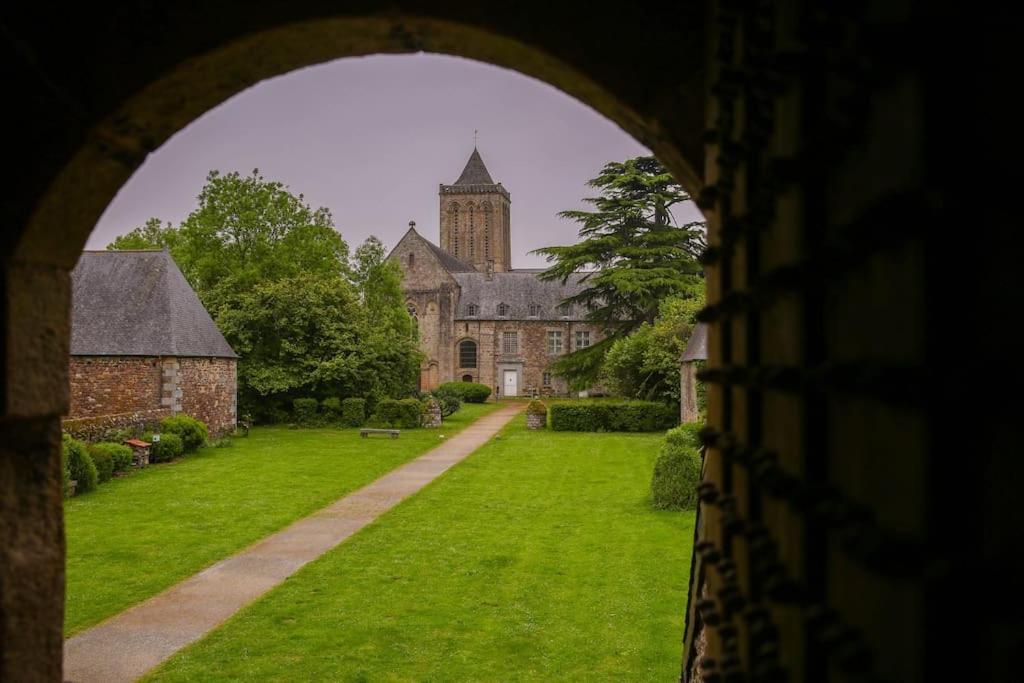 Tiny House Near The Mont-Saint-Michel Villa Ducey-Les Cheris Bagian luar foto